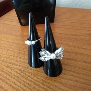 Pair of chrystal and pearl rings